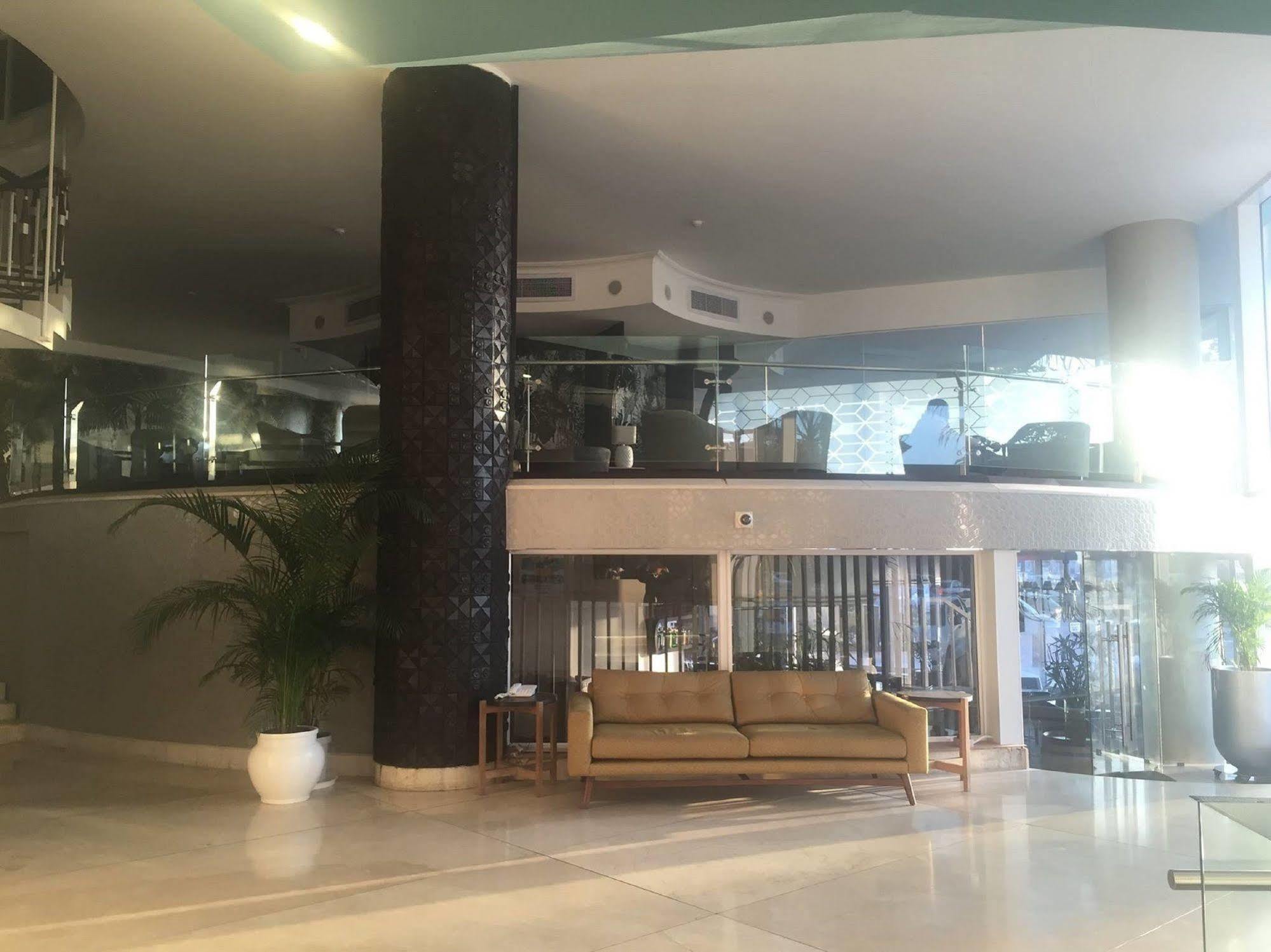 โรงแรมบลูวอเตอส์ เดอร์บัน ภายนอก รูปภาพ "The building is a modern structure that is located in the city of Tunis."